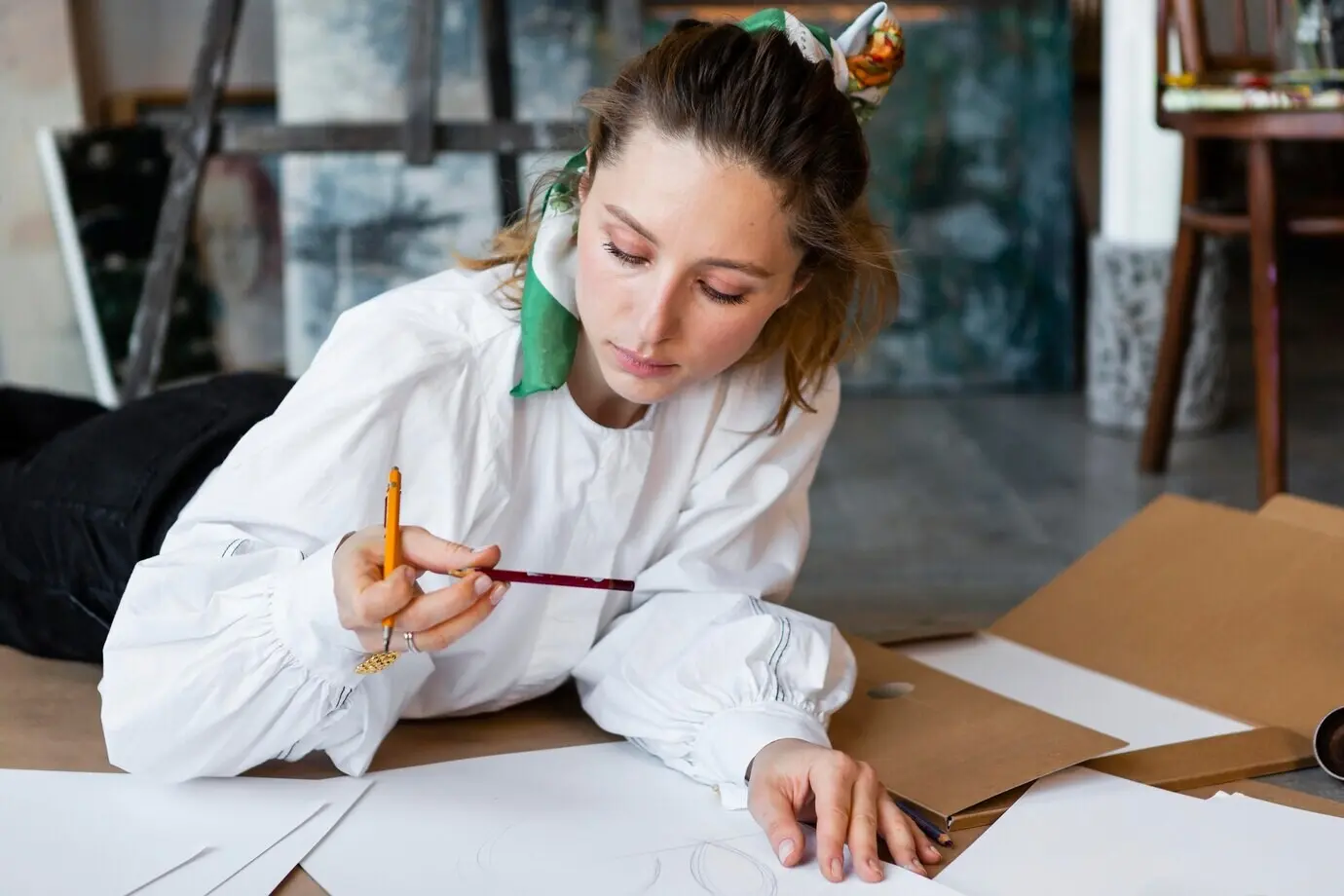 Средний план женщины, рисующей.
