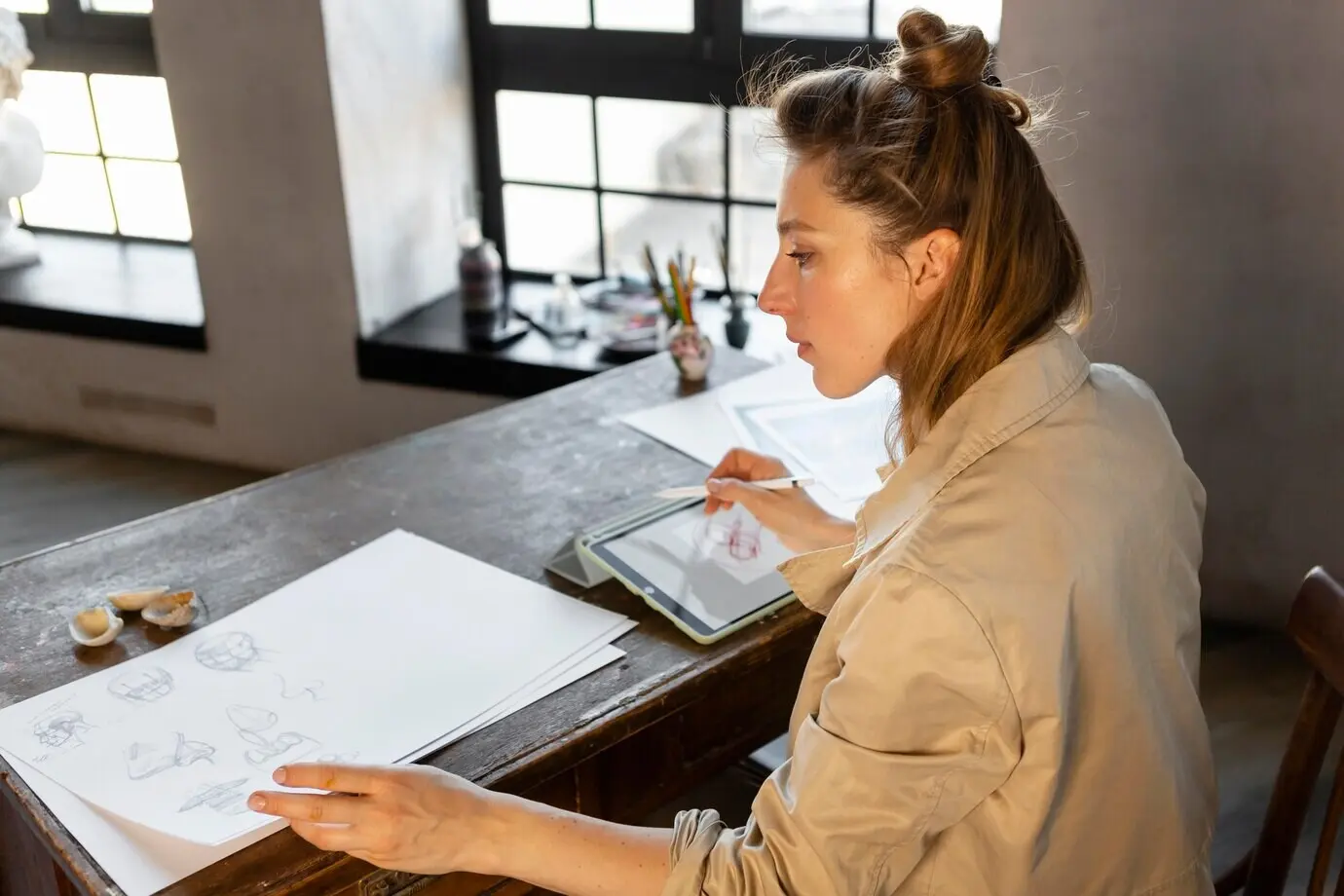 Средний план: женщина за столом.